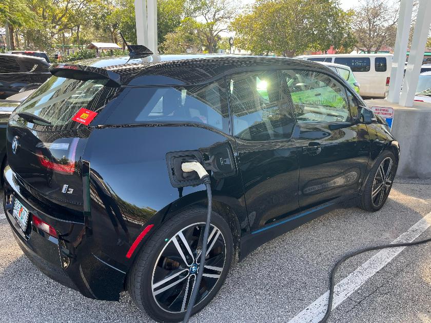 อิลลินอยส์เปิดตัวสถานีชาร์จเร็ว EV ใหม่ 72 แห่ง