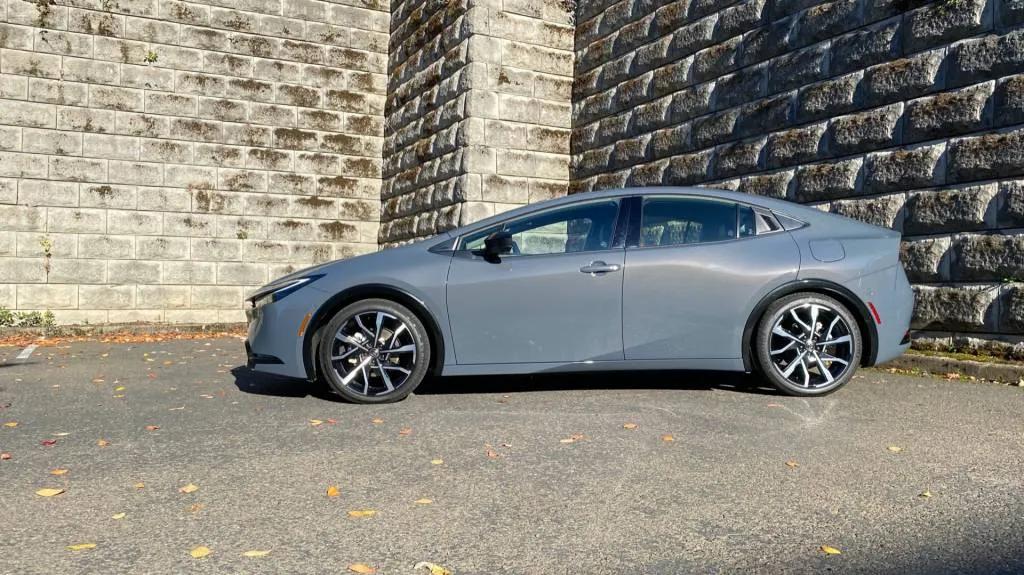 รถยนต์ปลั๊กอินไhybridรุ่นใหม่สำหรับปี 2025