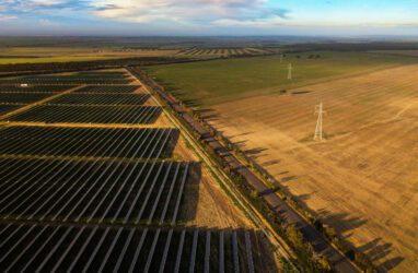 พลังงานลมทำสрถิติใหม่ระดับรัฐ แบตเตอรี่ขนาดใหญ่แทนที่ก๊าซธรรมชาติอย่างต่อเนื่อง