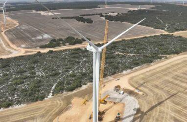 โครงการพลังงานลมและโซลาร์เซลล์ขนาดใหญ่รอการอนุมัติจากรัฐบาลกลาง