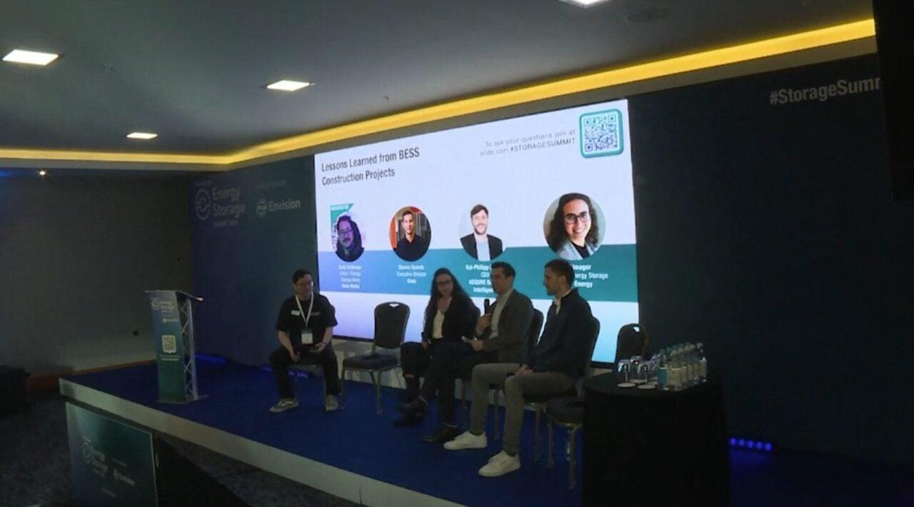วิดีโอ – การประชุมสุดยอดด้านการกักเก็บพลังงาน 2026: บทเรียนที่ได้รับจากโครงการก่อสร้างระบบกักเก็บพลังงานด้วยแบตเตอรี่ (BESS)