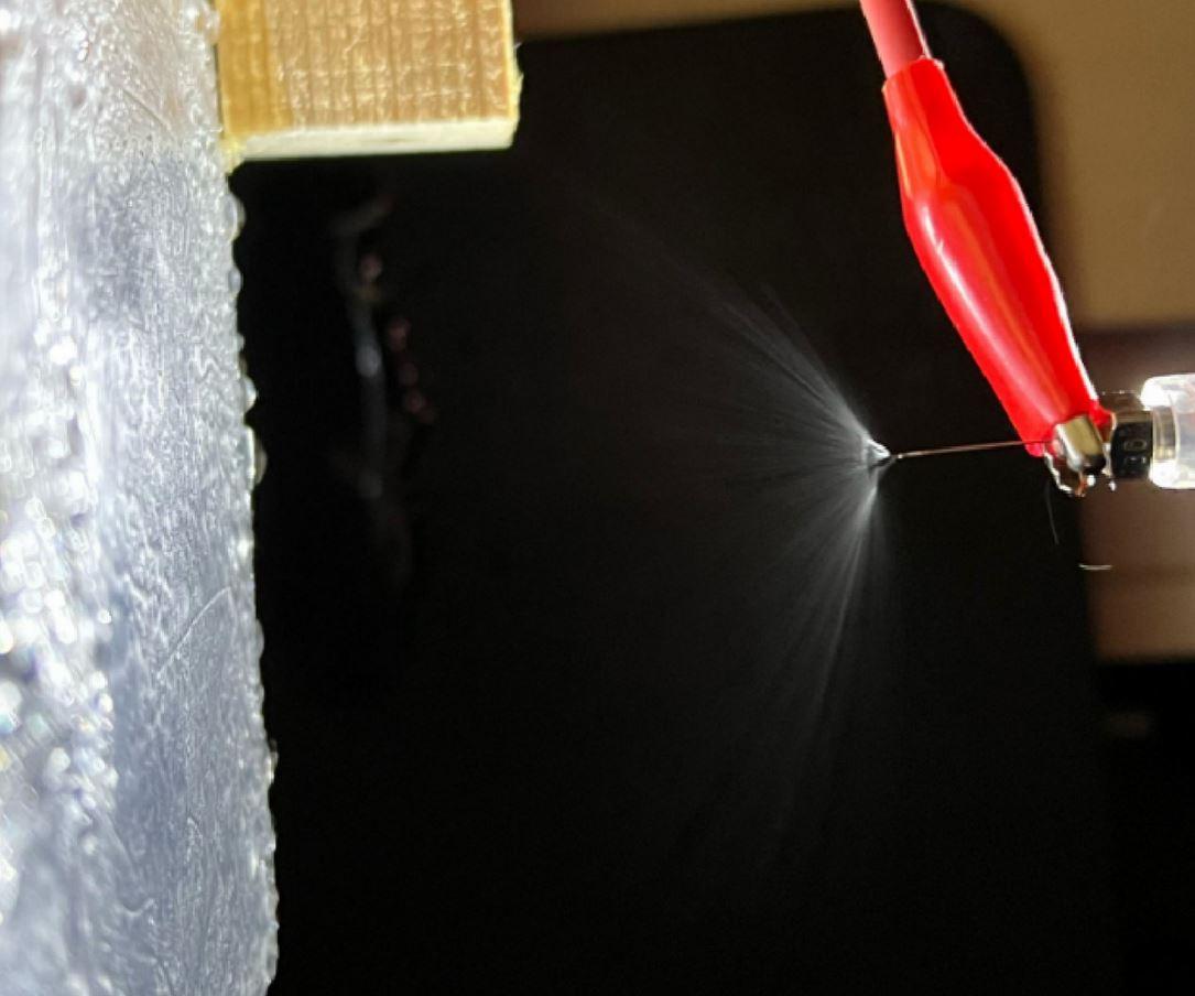 การระบายความร้อนด้วยอิเล็กโทรสเปรย์สามารถเพิ่มประสิทธิภาพของแผงโซลาร์เซลล์ด้วยการใช้น้ำเพียงเล็กน้อย