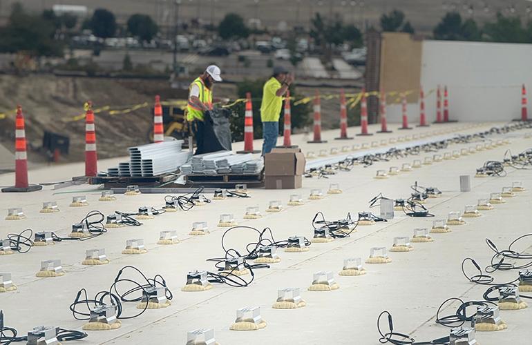 制造商开发屋顶太阳能非穿透式替代压载方案