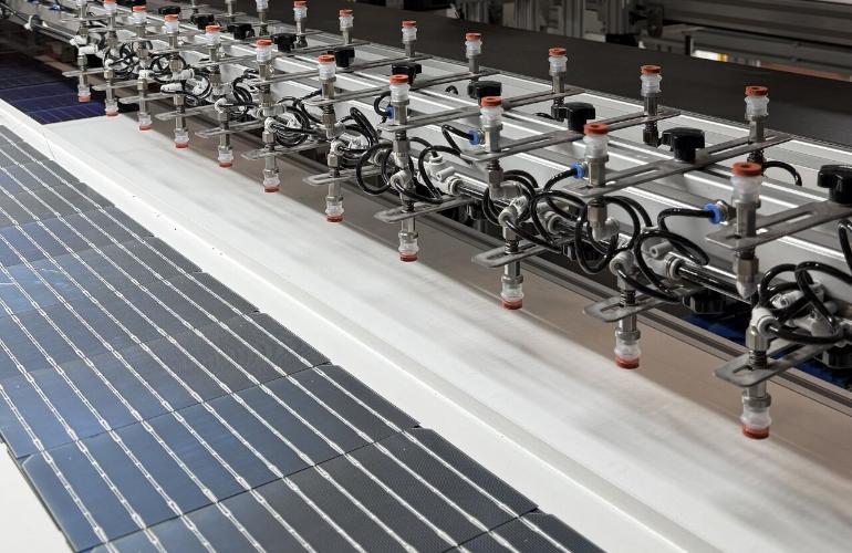 ความร่วมมือ Caelux-Solx เริ่มการผลิตแผงโซลาร์เซลล์ Perovskite-Silicon จำนวนมากในสหรัฐฯ