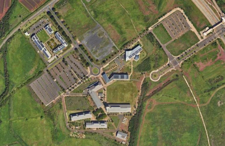 มหาวิทยาลัยฮาวายสาขาติดตั้งโซลาร์คาร์พอร์ตพร้อมระบบแบตเตอรี่