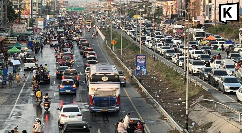 ฝูงชนวันไหลทำให้เกิดการจราจรติดขัดหนักในบางแสน