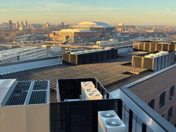 โซลาร์เซลล์แนวตั้งบนหลังคาเปิดตัวในสหรัฐฯ