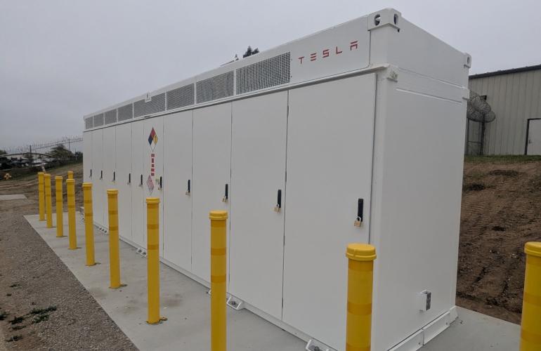 เรือนจำในแคลิฟอร์เนียประหยัดค่าไฟ 12 ล้านดอลลาร์ด้วยโซลาร์คาร์พอร์ตและแบตเตอรี่ Tesla